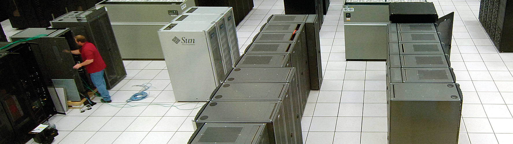 Our data center management experts take the lead for your business.